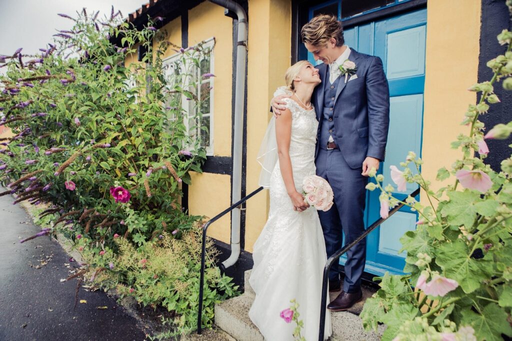 alt="Heiraten in Dänemark im Juli – romantische Trauung am Meer"